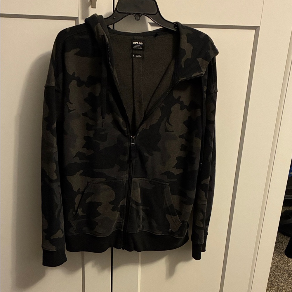 Prana women’s L Black Camouflage Zip-Up Hoodie